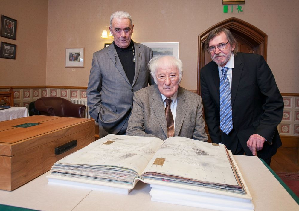 Theo Dorgan (l) and Gene Lambert (r) with Seamus Heaney (c).