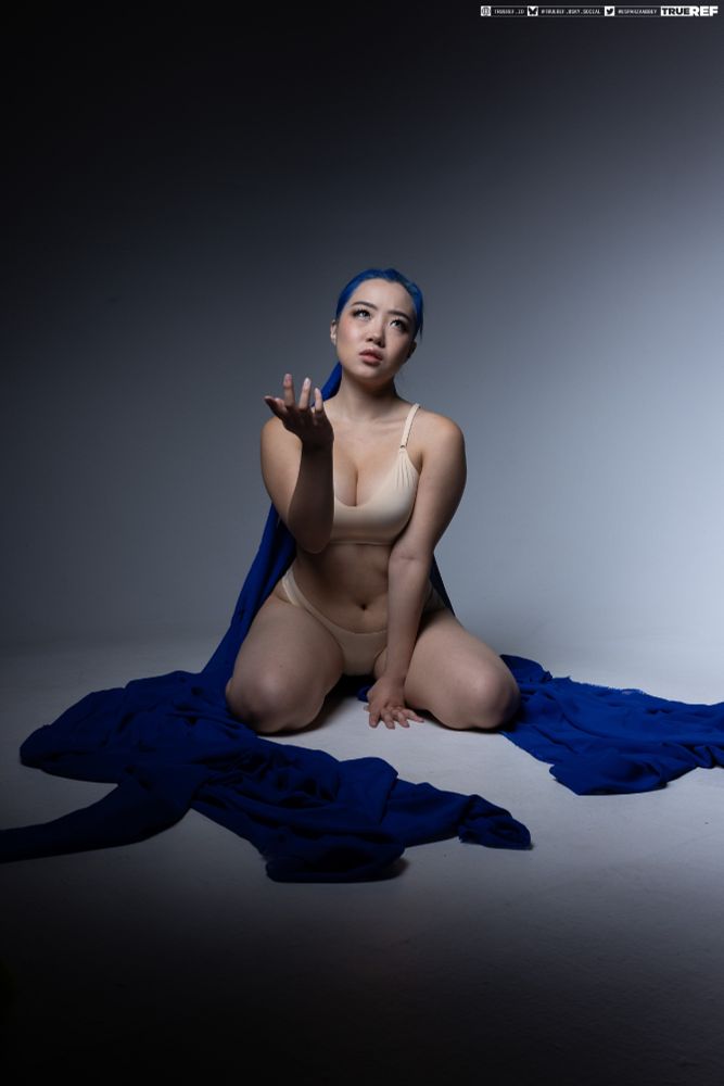Art pose reference of a woman kneeling while looking upwards. 