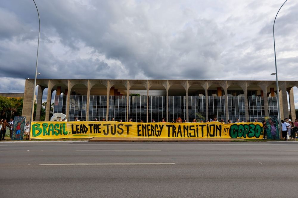 Representantes indígenas, ativistas climáticos, influenciadores, e lideranças, levaram painéis e faixas para as portas do Itamaraty, em Brasília. — Foto: Kathleen Lamayo/350.org