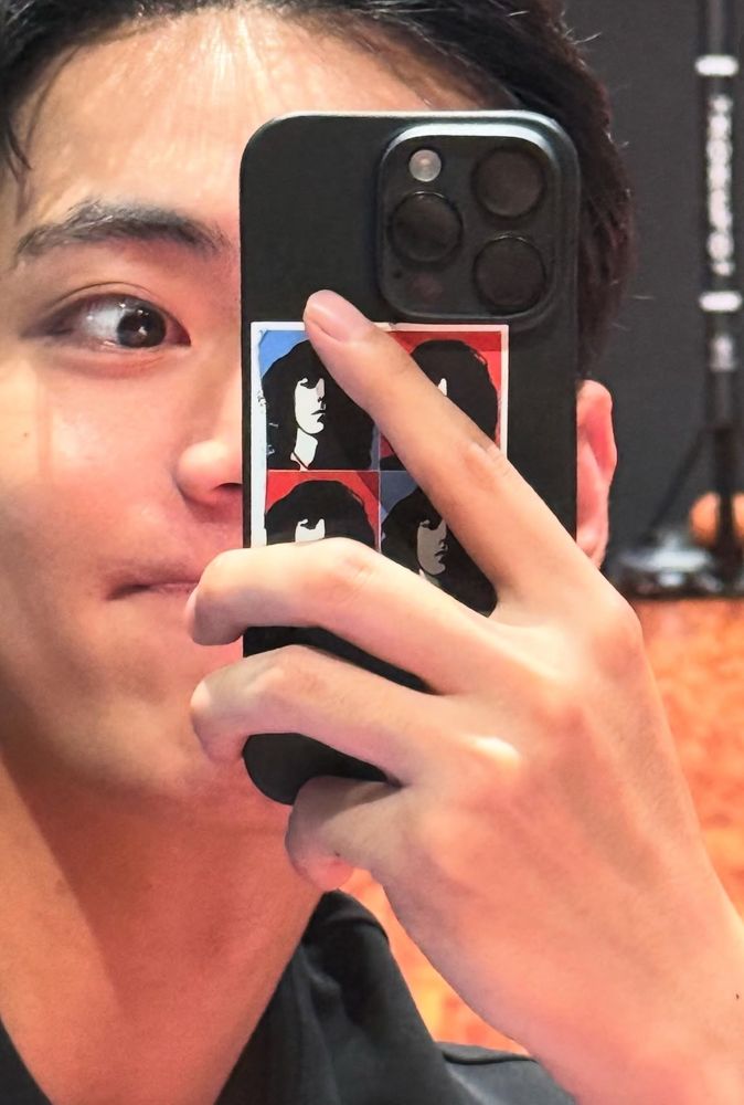 Taehyung close up mirror selfie