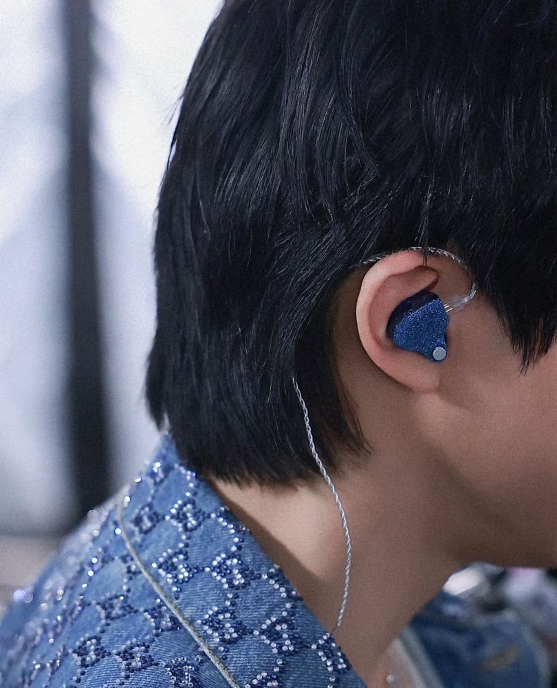 Photo captured from the side, showing off his neck and ear, the collar part of the outfit and his IEM