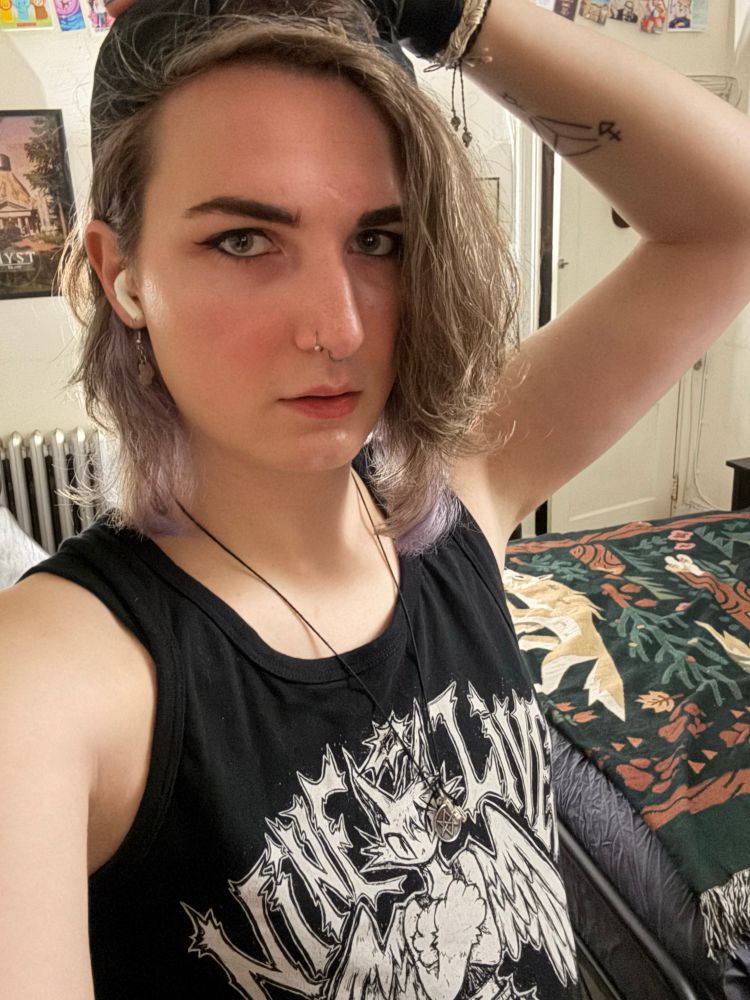 An ⍼ selfie where you can see it's makeup/eyeliner better