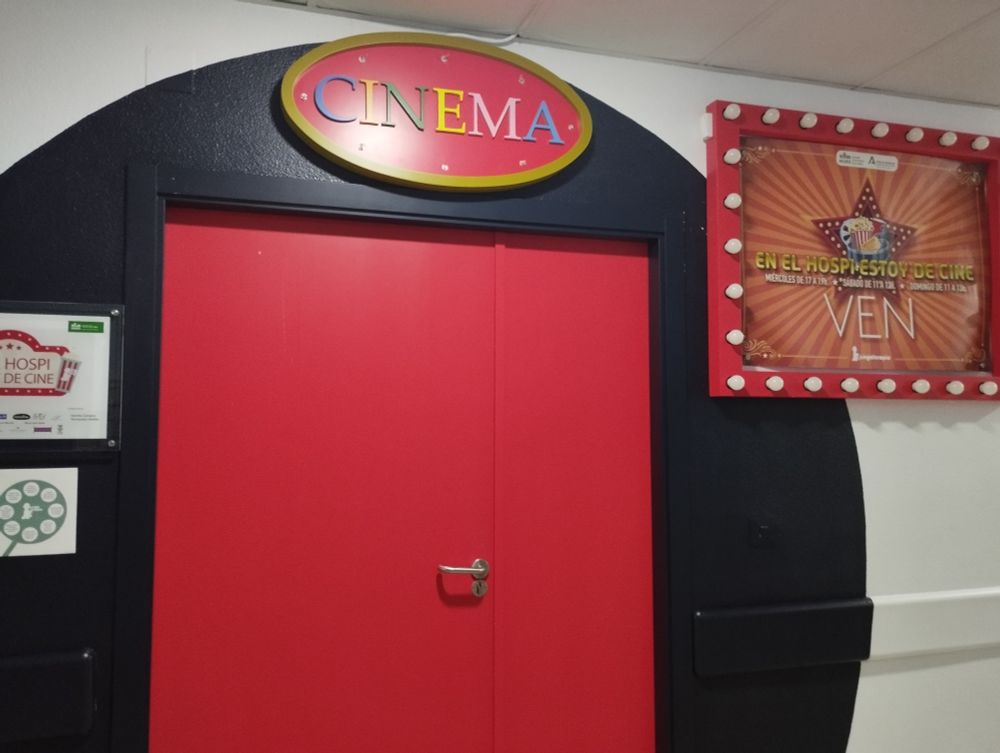 Foto de la puerta del Cine, pintada de color rojo, muy bonita