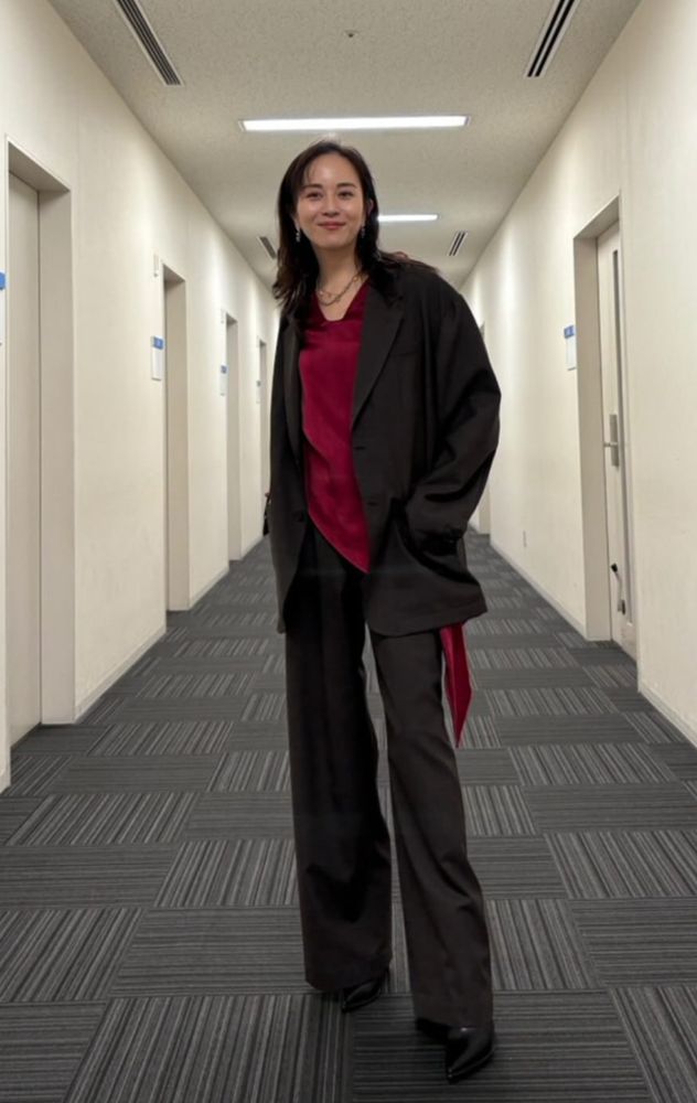 Manami stunning me with this blazer and long slack combo and the pumps and the loose red shirt with a trail that makes it look like she has a sash tied to the side.... UNF