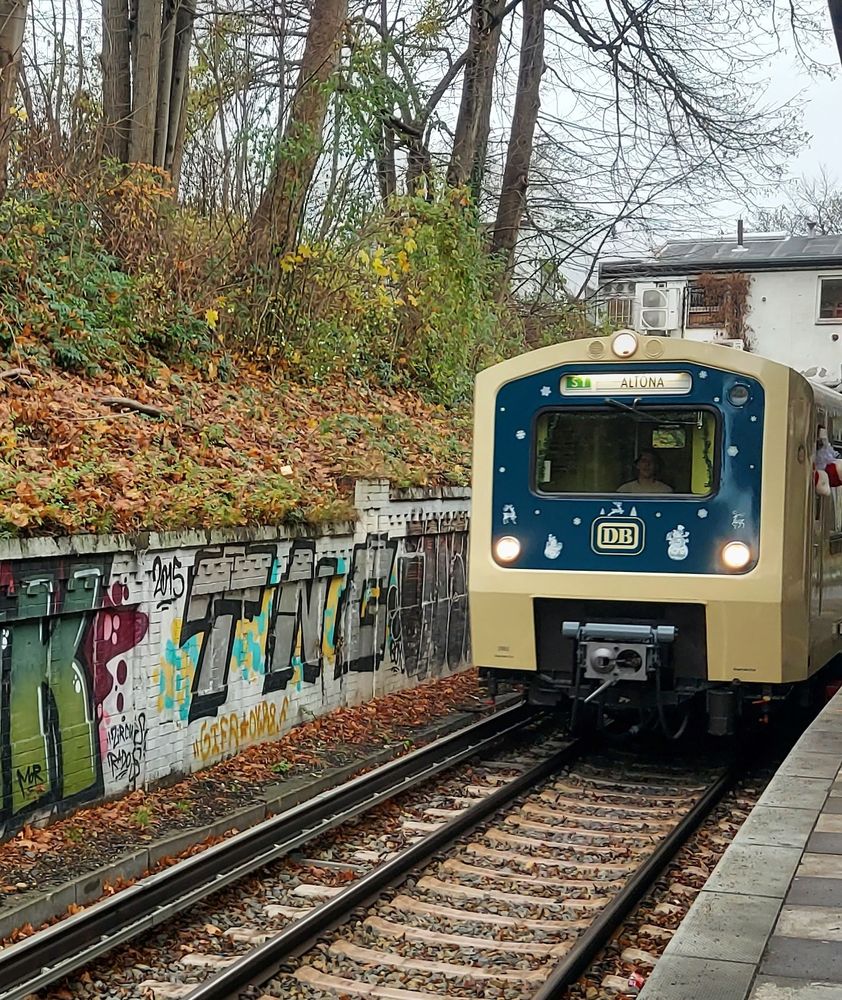 Historischer Zug der S-Bahn. Der Weihnachtsmann winkt aus dem Zug.