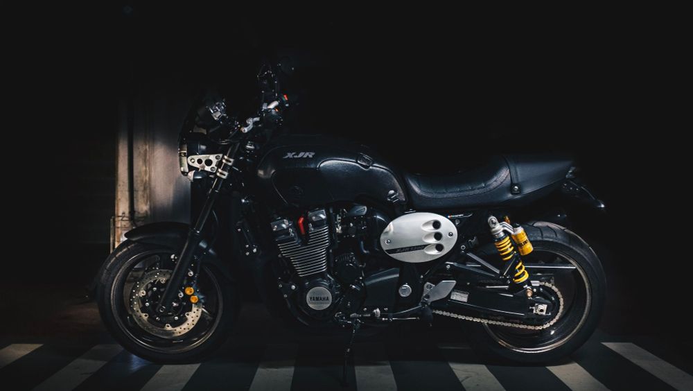 Moto YAHAMA XJR1300C de profil dans un garage souterrain