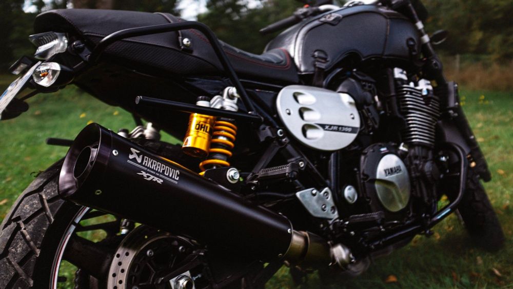 Moto YAHAMA XJR1300C dans un jardin, vue sur le silencieux