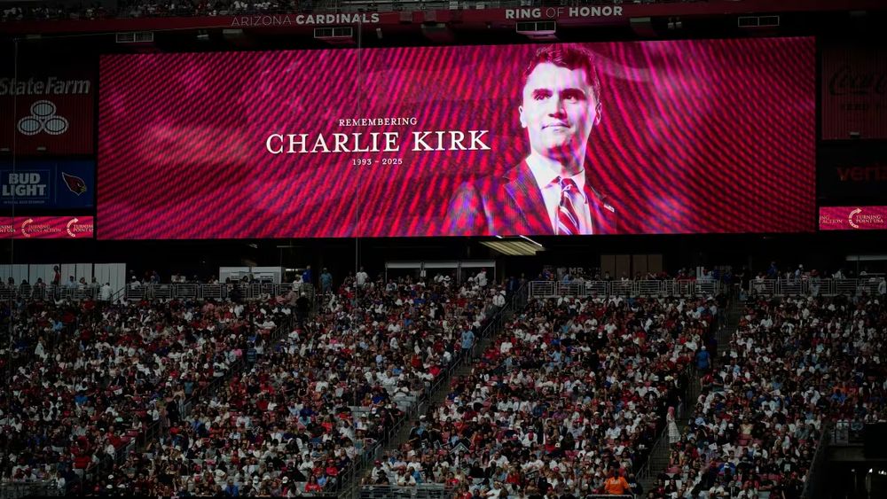 Memorial de Charlie Kirk nos EUA, num estádio lotado com o rosto dele estampado em telões