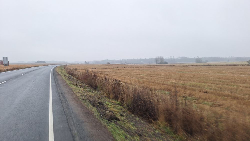 lounais-hämäläistä marraskuun harmautta peltoaukealla