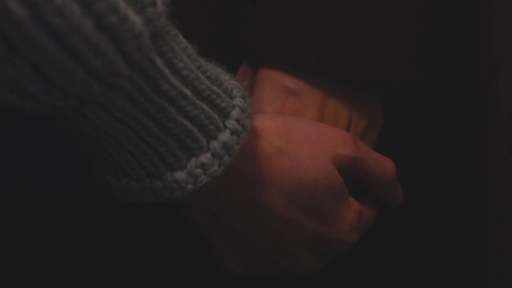 Akari holds Ayano's hand tightly 