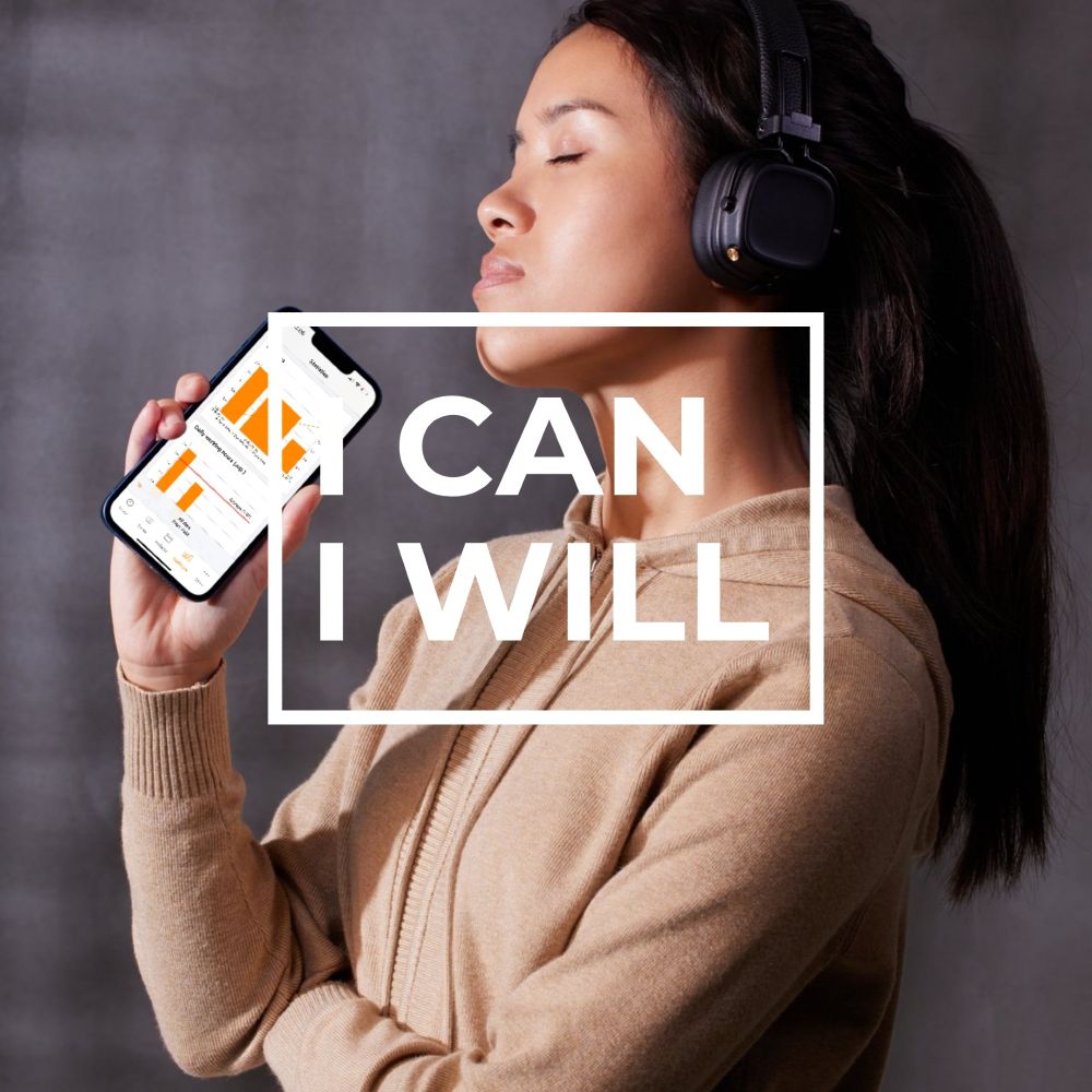 (English):
A confident woman wearing headphones closes her eyes while holding a smartphone displaying the Timesheet app with orange charts on the screen. The bold text overlay reads "I CAN, I WILL," symbolizing motivation and productivity.

(Deutsch):
Eine selbstbewusste Frau mit Kopfhörern schließt die Augen und hält ein Smartphone in der Hand, auf dem die Timesheet-App mit orangefarbenen Diagrammen angezeigt wird. Der Text "I CAN, I WILL" überlagert das Bild und steht für Motivation und Produktivität.