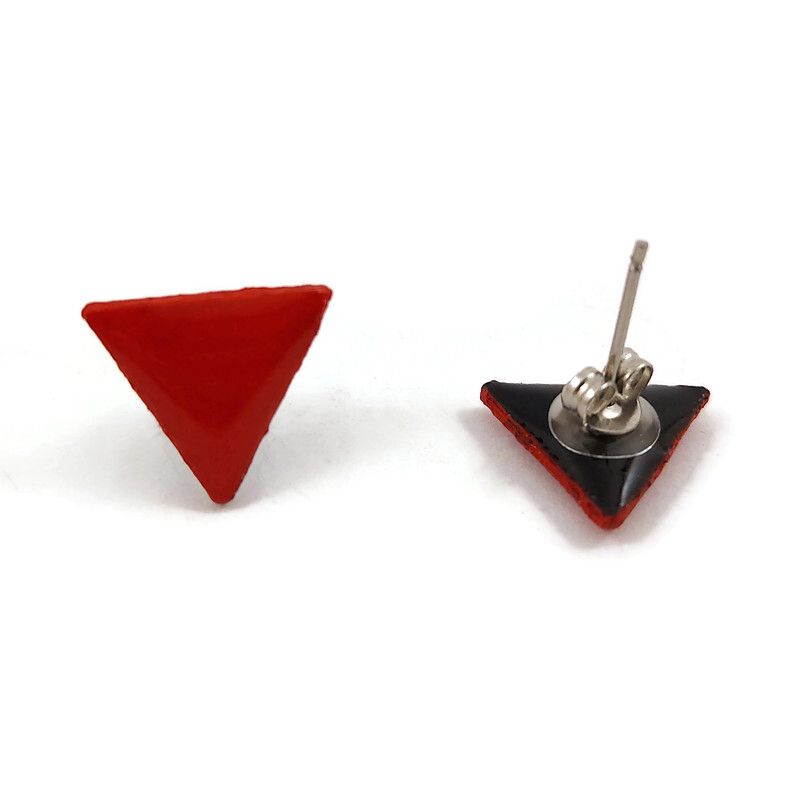 Puces d'oreilles fantaisie éco-responsables en forme de petits triangles rouges inversé, symboles de la lutte ouvrière et la lutte antifasciste.
Les perles sont réalisées en CD recyclé, découpées et peintes à la main, puis recouvertes de résine époxy.
Les tiges sont en acier inoxydables.