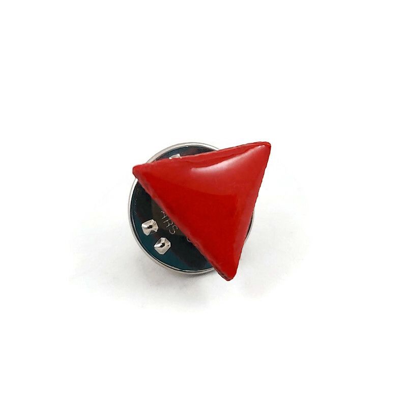 Pin's éco-responsable en forme de petit triangle rouge inversé, symbole de la lutte ouvrière et de la lutte antifasciste.
La perle est réalisée en CD recyclé, découpée et peinte à la main, puis recouverte de résine époxy.