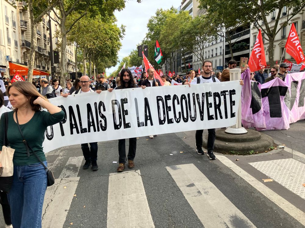 Un bout de la grande banderole « non à la mort du palais de la découverte « 