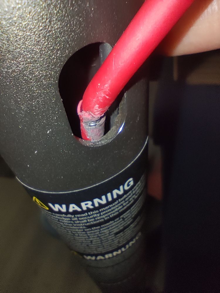 Ein roter Bremsschlauch, der in meinen E-Scooter führt.