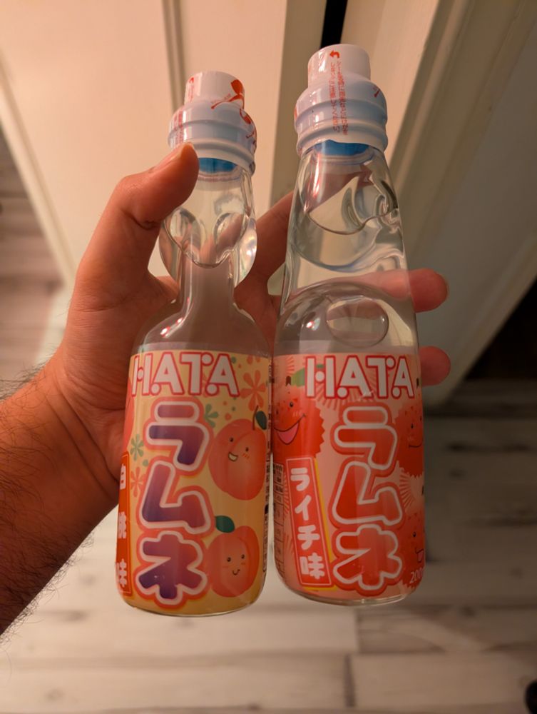 Dos botellas de Ramune en mi mano