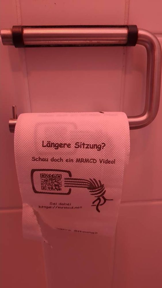 Bedrucktes Klopapier: "Längere Sitzung? Schau doch ein MRMCD-Video" 