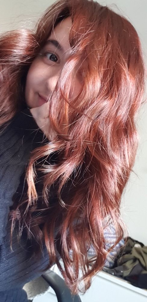 Ma nouvelle coupe de cheveux, couleur roux, cheveux bouclés.
Je vibe fort.