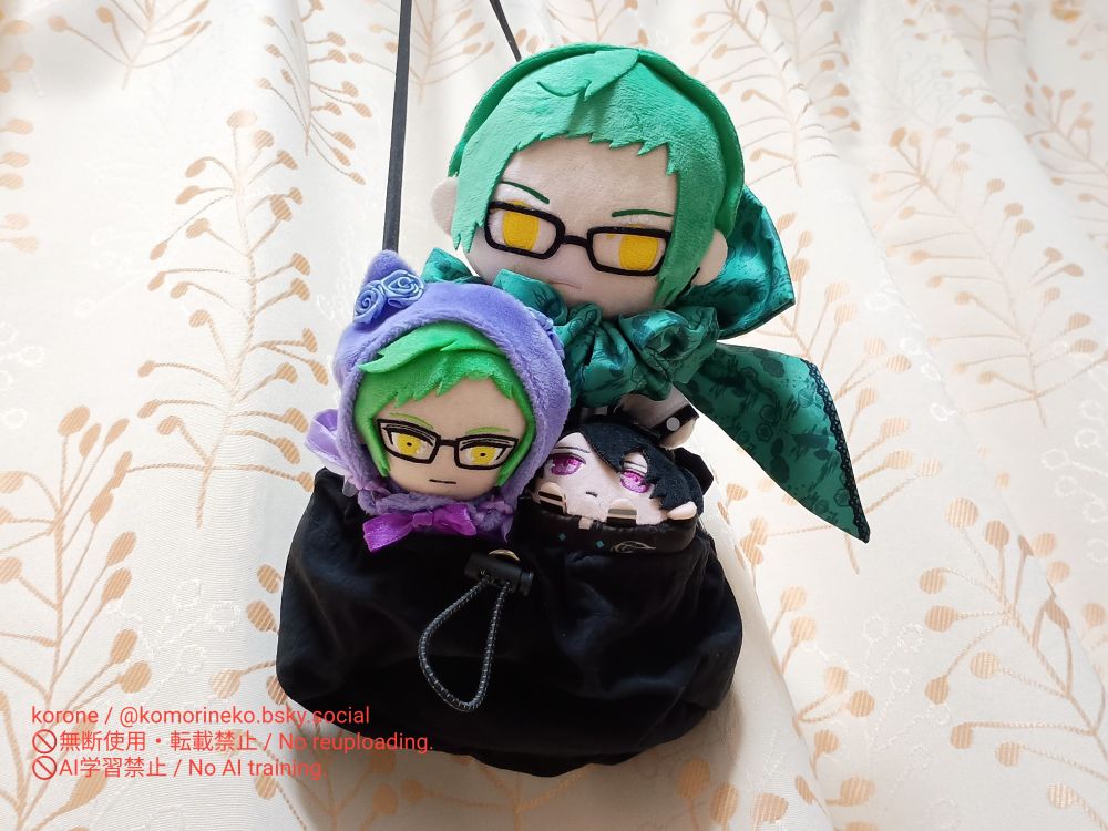 小さいショルダーバッグから身を乗り出している、きみとふれんず玻璃ぬいさんとフクヤ玻璃ぬいさんともちころりんモクレンさんの写真