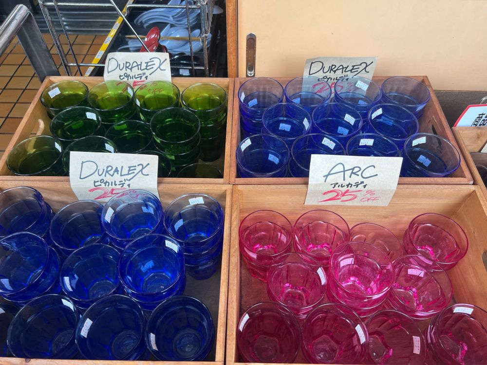 Verre Duralex devant une devanture d’un magasin de la rue des ustensiles de cuisine à Tokyo