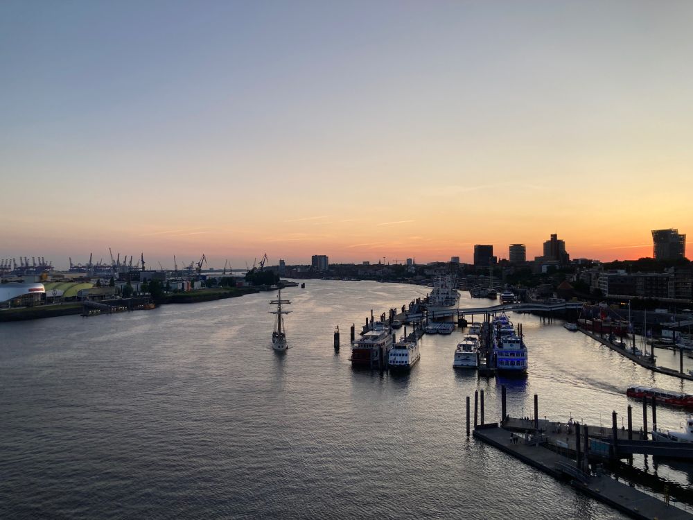 Blick auf den Hamburger Hafen nach Westen. Sonnenuntergang, schwindendes Licht ihn verschiedenen Rottönen. 