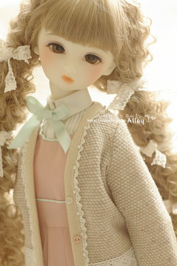 미백 1번, 엘리!
가발은 보크스 스프링롤을 리본으로 종종이 땋아줬어요!
의상은 블루노트님의!! 좋아하는 의상! (이름은 기억이 안남)