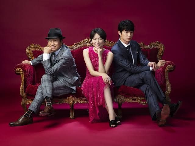A foto apresenta os 3 personagens principais da série/dorama embusteiros da Netflix.