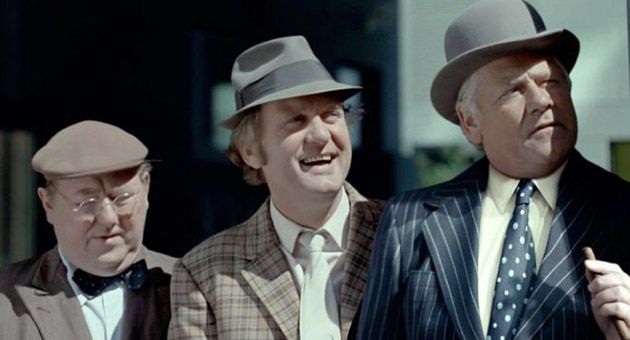 Bildet av de originale norske skuespillerne i Olsenbanden.
Kjell Jensen, Benny Fransen og Egon Olsen.