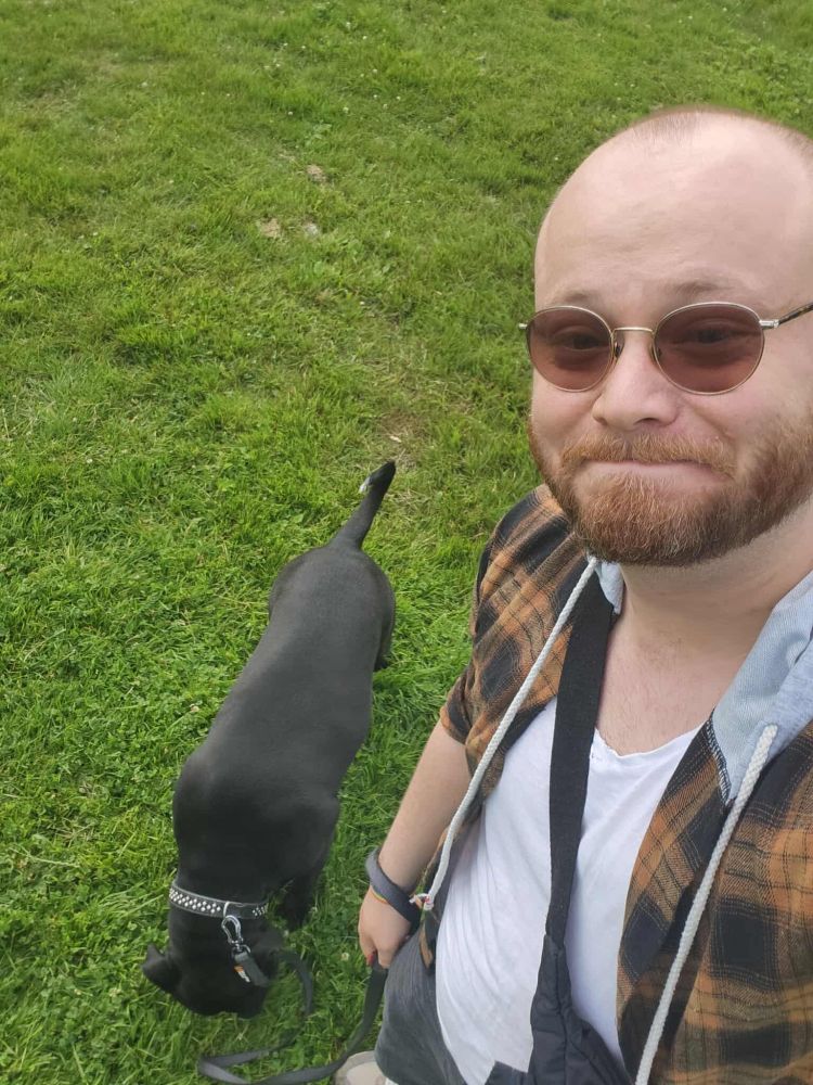 En selfie av meg og hunden Nova.
Tatt fra høyt oppe 
vi står på en plen, Nova sniffer den så man ser bare bakhodet hennes.