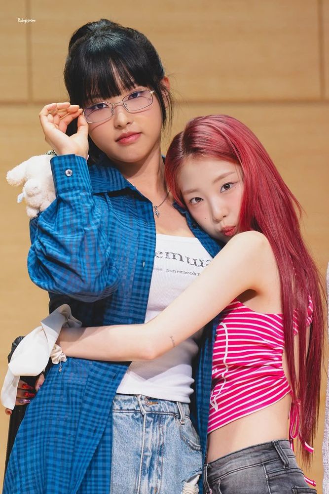 Former Loossemble members Hyeju and Yeojin. Yeojin is giving Hyeju a side hug.