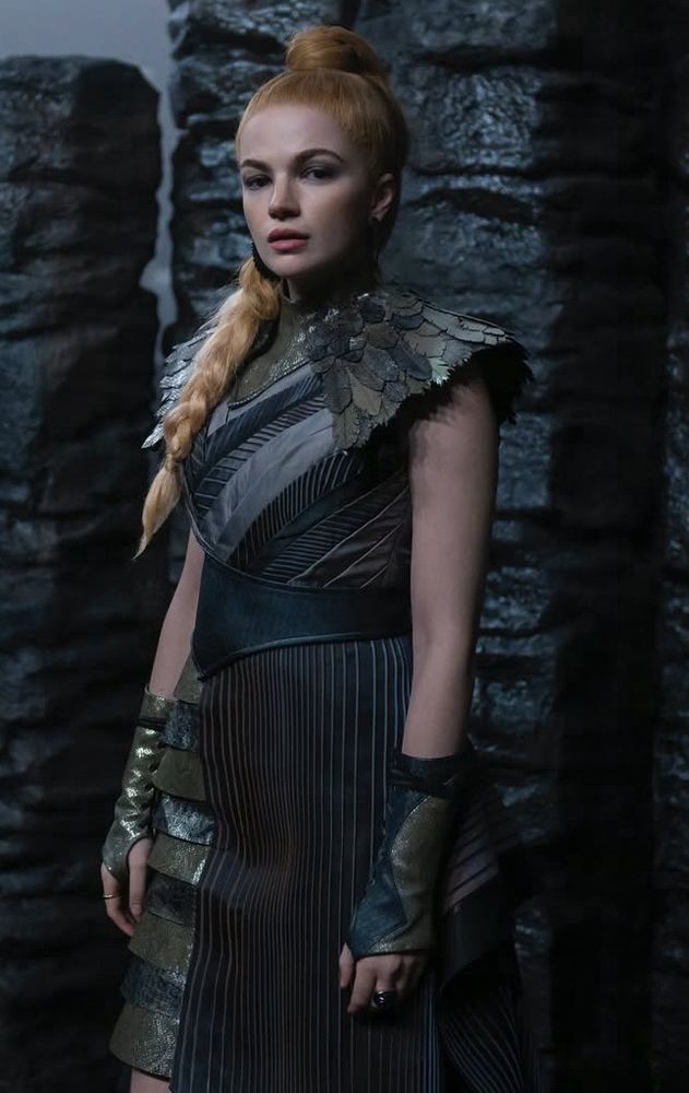 Elayne dressed in the dark timeline, wearing goth attire.