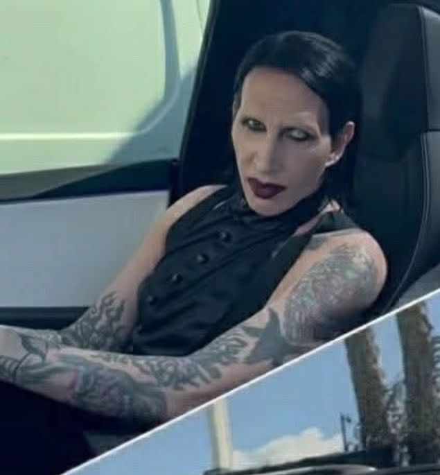 Marilyn Manson lookin like you would expect it to be 1997 still