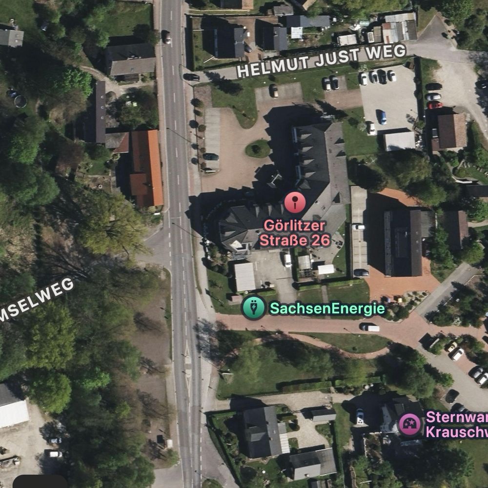 Satellitenbild mit Maps an vermeintlicher Stelle der Seniorenresidenz (Görlitzer Straße 26).

Neben viel Grün und typischer Bebauung ist deutlich die gut ausgebaute Fahrstraße mit einer Fahrspur pro Fahrtrichtung zu erkennen. Sie verläuft fast gerade.