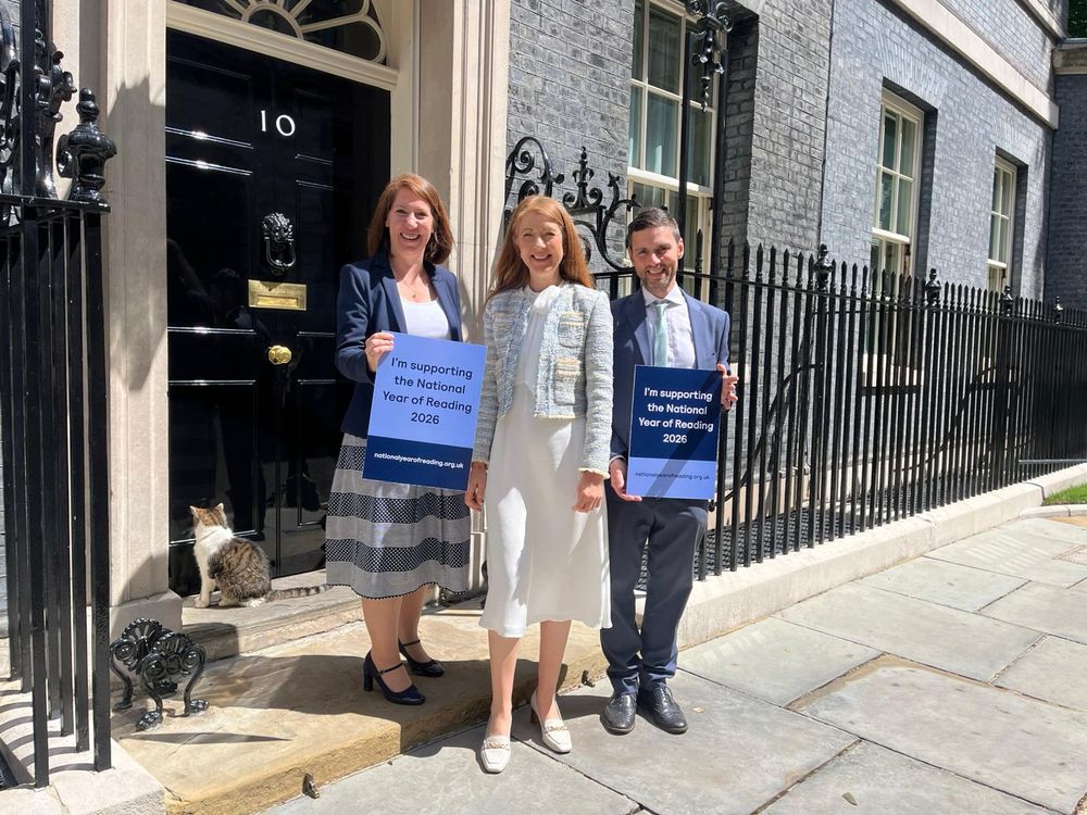 Larry the cat and 3 people outside 10 Downing Street