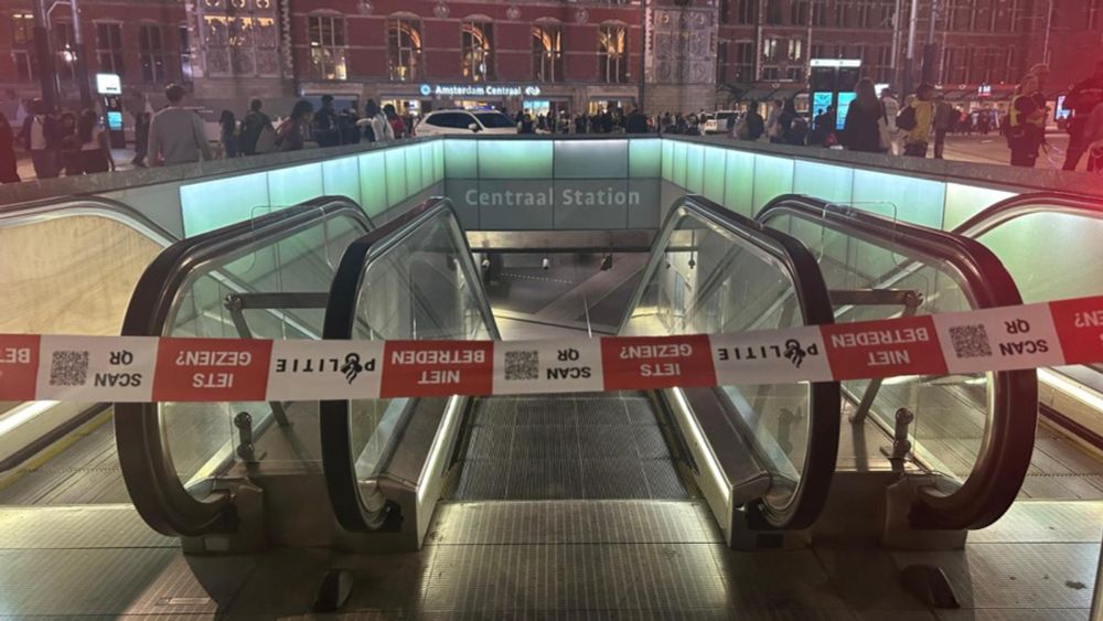 Metrostation Centraal Station afgesloten door verdacht pakketje, metro's slaan halte over