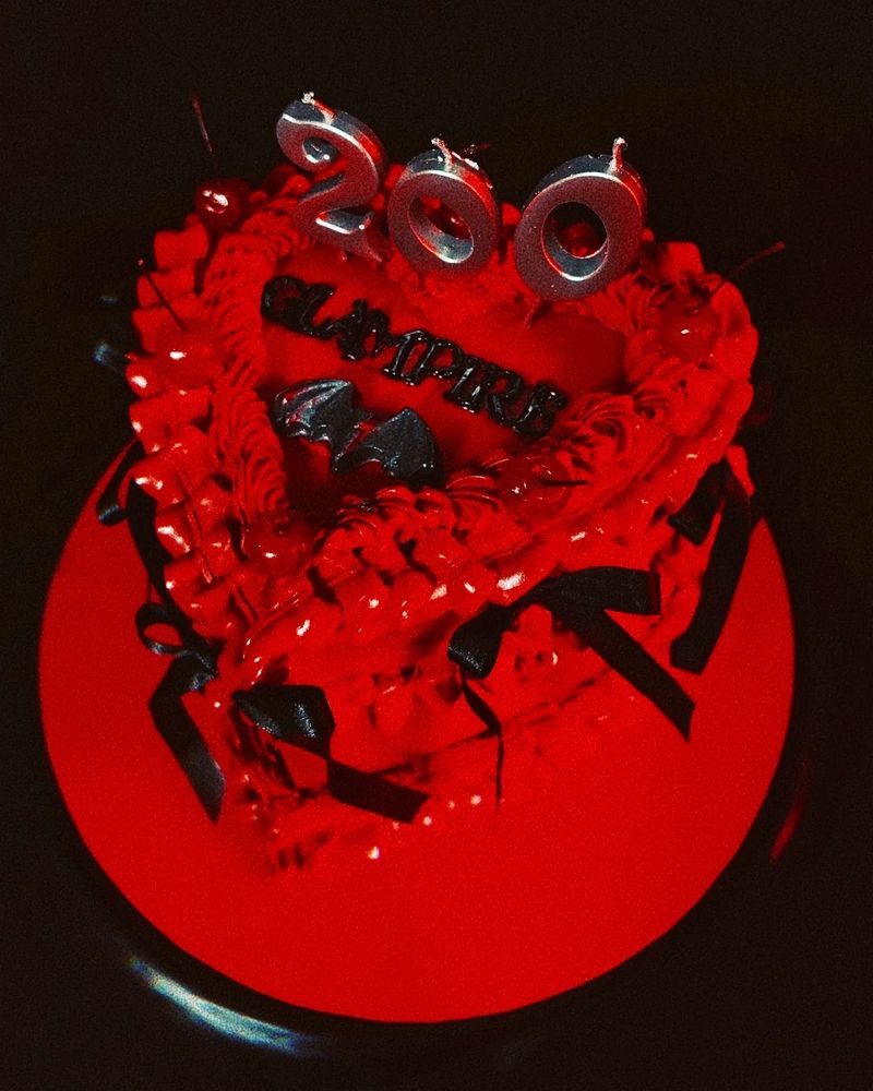 Meu bolo em formato de coração, vermelho com detalhes em preto escrito GLAMPIRE em cima 🦇