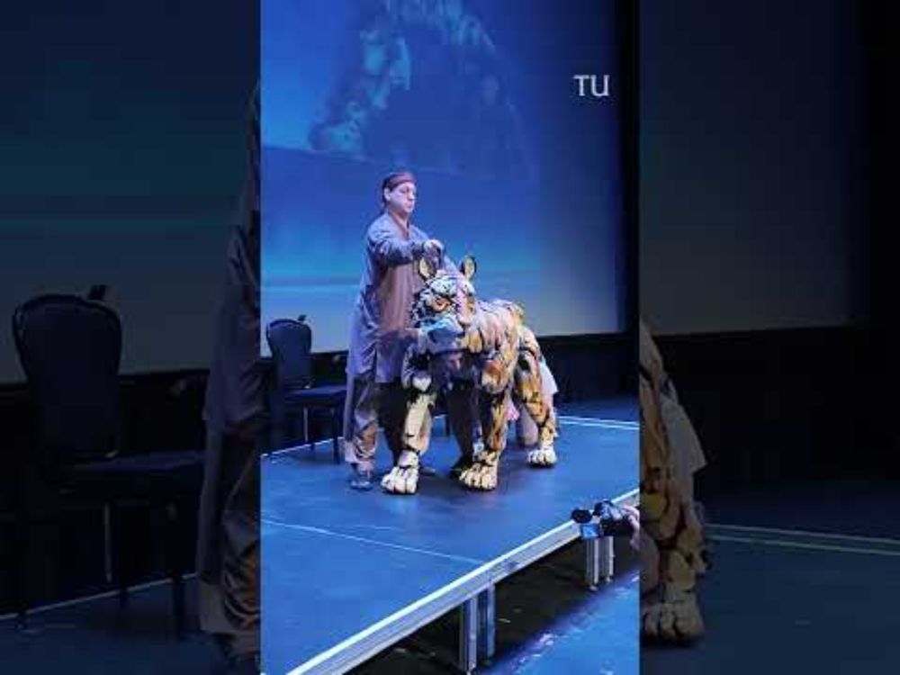 "Life of Pi" tiger Richard Parker takes puppetry to a new level