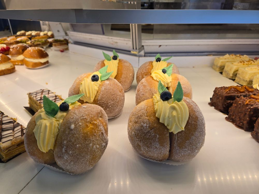 Zwei Hälften mit Creme geklebtes Fettgebäck