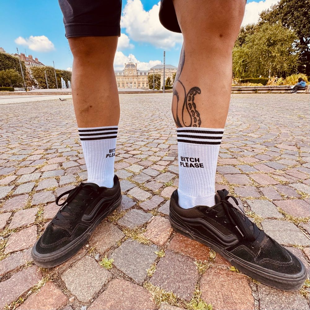 Chaussettes blanches montantes imprimées en noir : « Bitch please » 