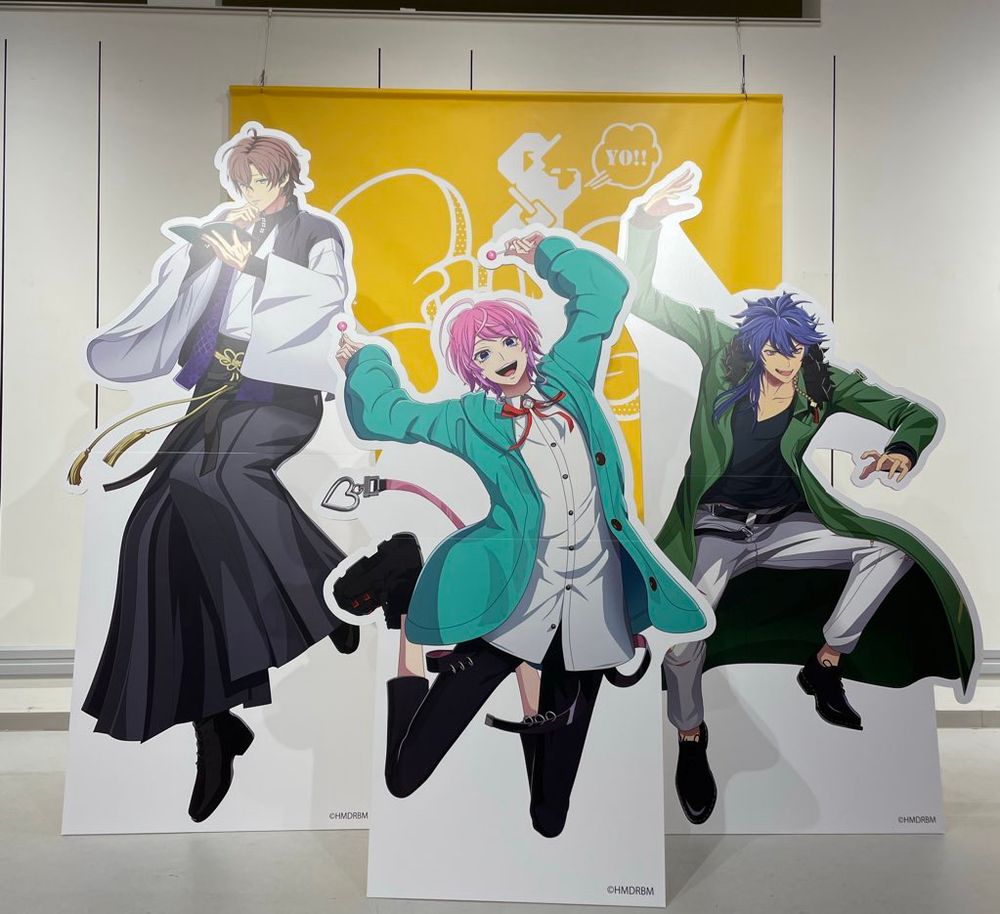 ヒプマイ、フリングポッセの映画のビジュアルのパネル。左から夢野幻太郎、飴村乱数、有栖川帝統。みな飛び跳ねているポーズ。