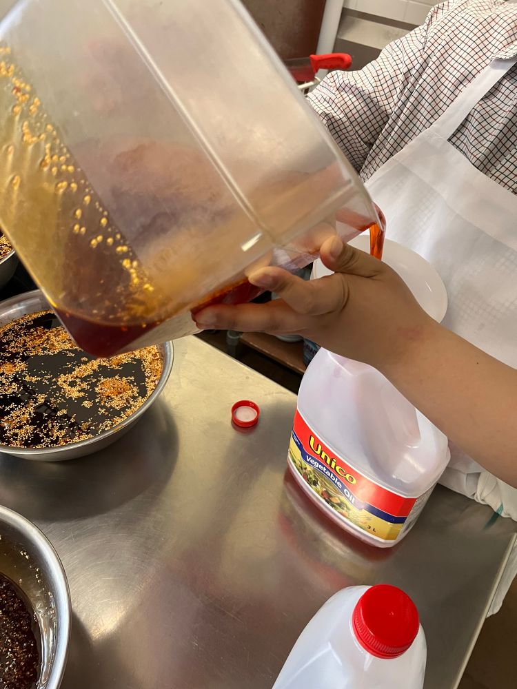 윗 기름층만 따로 담는다