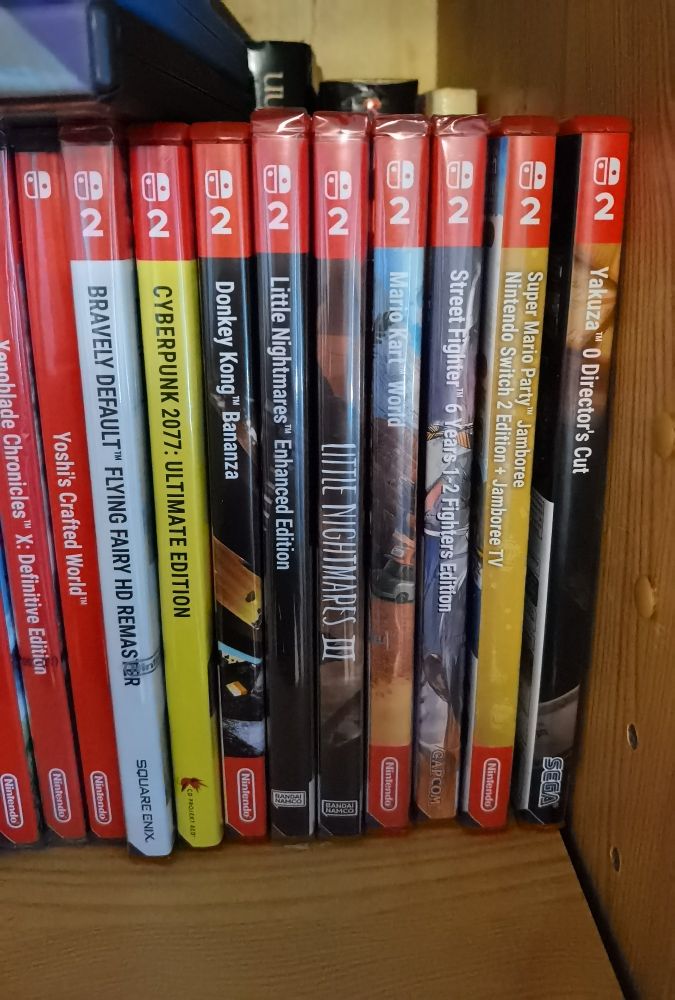 Mehrere Rücken von Switch-2-Spielen mit einheitlicher Textgestaltung, dazwischen Little Nightmares III mit einem anders ausgerichteten Logo. 