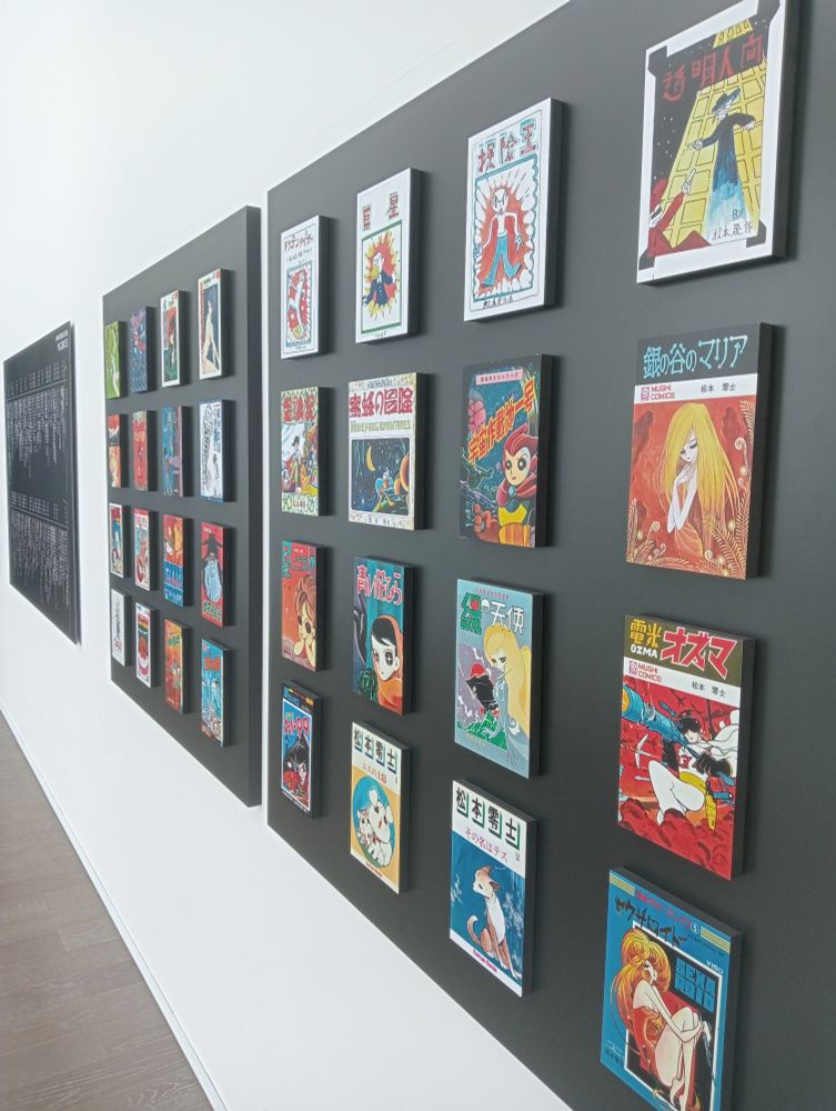 Photo devant l'Expo Leiji Matsumoto montrant les couvertures de ses mangas les plus connus.