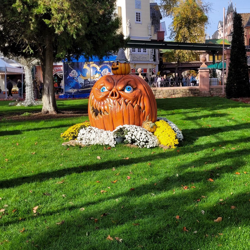 Halloween 2025 décos et citrouilles diverses et variées. Monstre citrouille à gros yeux bleus. 