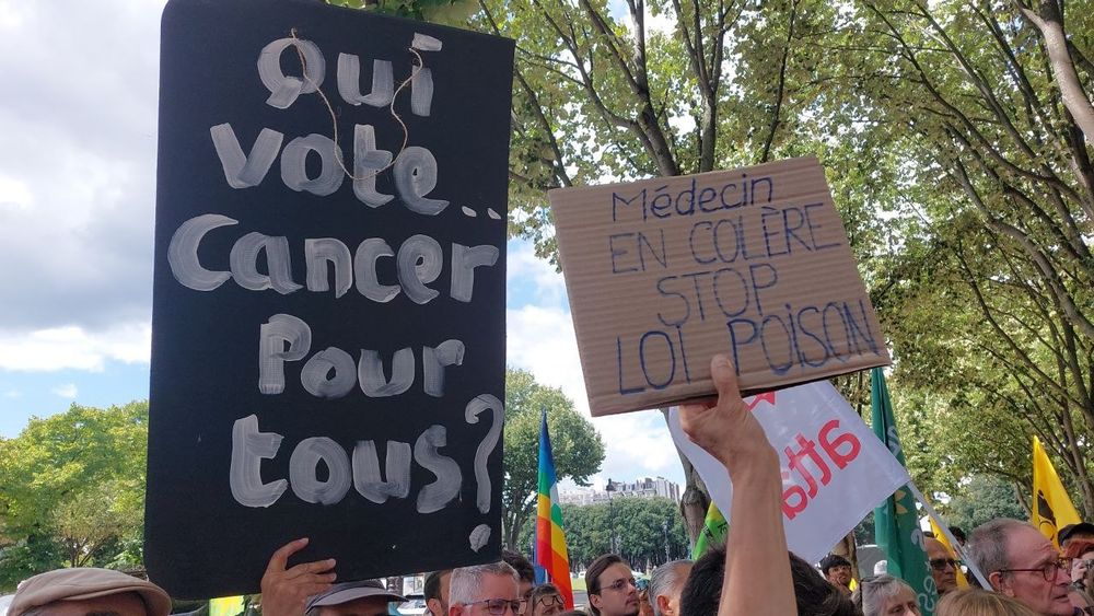 J'étais hier aux côtés des paysans, associations et citoyens mobilisés contre la loi Duplomb avant son vote.

Pour plaire au lobby de l'agrobusiness, RN, macronistes et LR ont voté pour ce texte et préféré empoisonner la biodiversité et prendre le risque de nouveaux cancers !