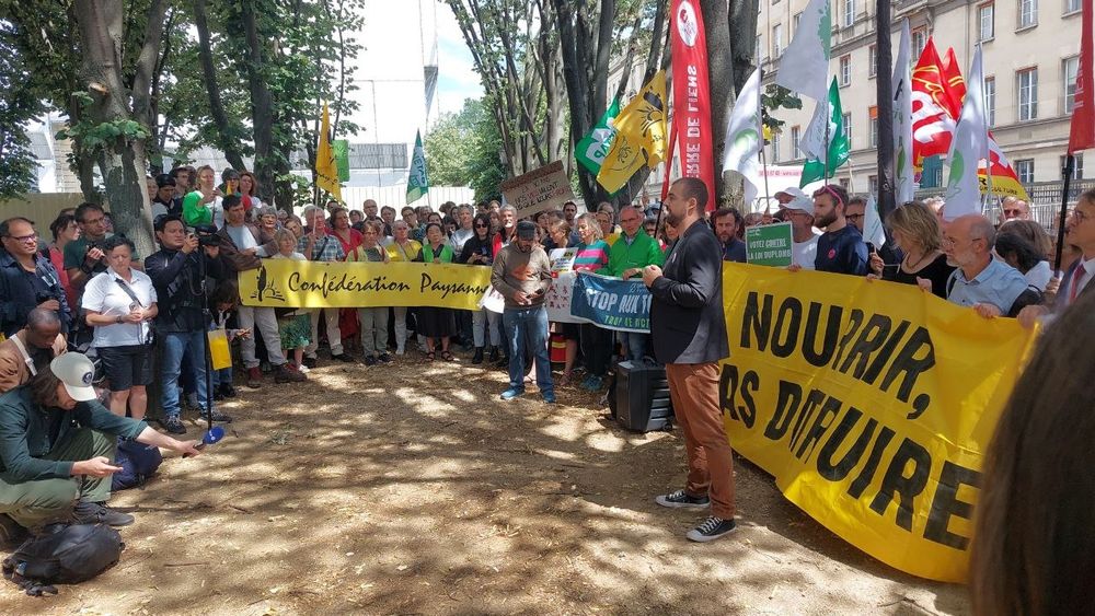 J'étais hier aux côtés des paysans, associations et citoyens mobilisés contre la loi Duplomb avant son vote.

Pour plaire au lobby de l'agrobusiness, RN, macronistes et LR ont voté pour ce texte et préféré empoisonner la biodiversité et prendre le risque de nouveaux cancers !