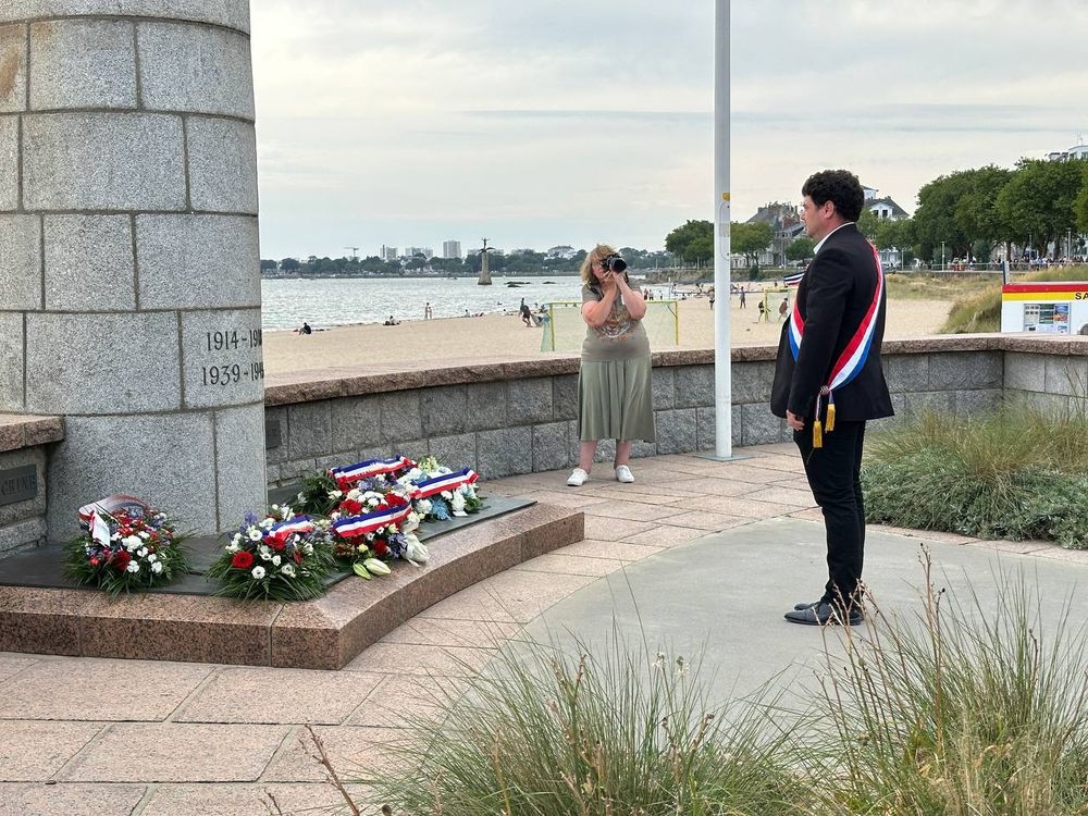 Vive la République ! Vive la Révolution française !

Présent hier à Saint-Nazaire et aujourd'hui à Savenay pour célébrer le 14 juillet. La liberté, l'égalité, la fraternité sont toujours des idées neuves !