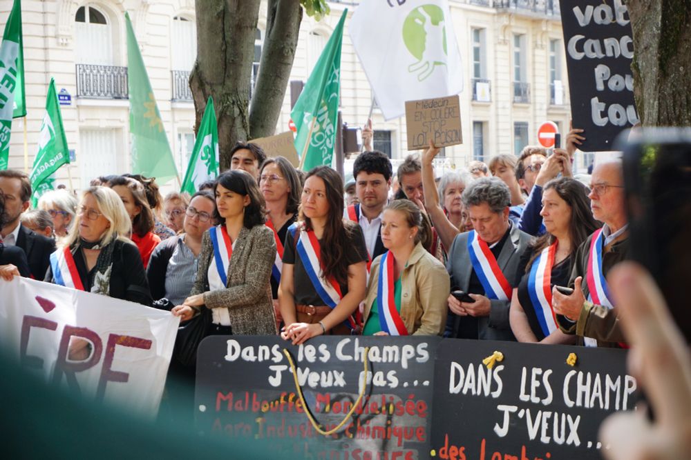 J'étais hier aux côtés des paysans, associations et citoyens mobilisés contre la loi Duplomb avant son vote.

Pour plaire au lobby de l'agrobusiness, RN, macronistes et LR ont voté pour ce texte et préféré empoisonner la biodiversité et prendre le risque de nouveaux cancers !