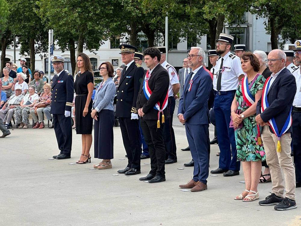 Vive la République ! Vive la Révolution française !

Présent hier à Saint-Nazaire et aujourd'hui à Savenay pour célébrer le 14 juillet. La liberté, l'égalité, la fraternité sont toujours des idées neuves !
