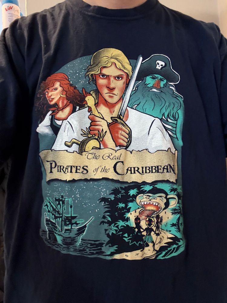 Versión del juego de Monkey Island, con un cartel que dice “The Real Pirates of the Caribbean” 